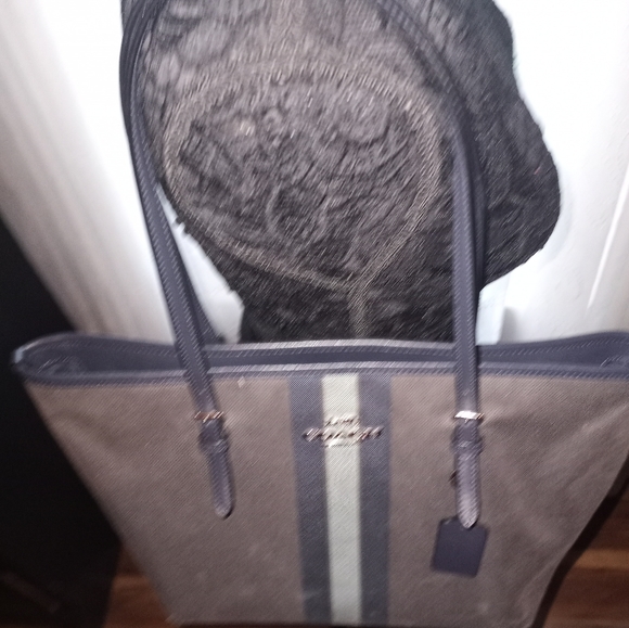 COACH VINTAGE LARGE ZIP TOTE - Picture 2 of 10